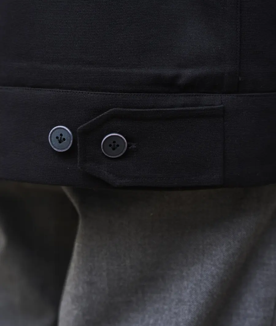 Nahaufnahme des Riegels am Saum, Jacke in Schwarz