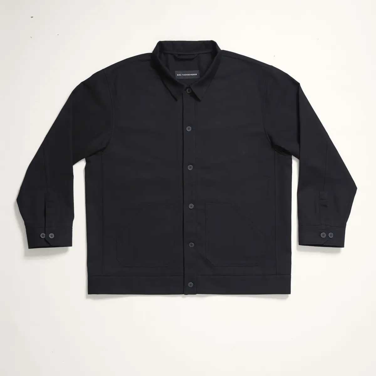 Jacke in Schwarz, flach ausgelegt von vorn