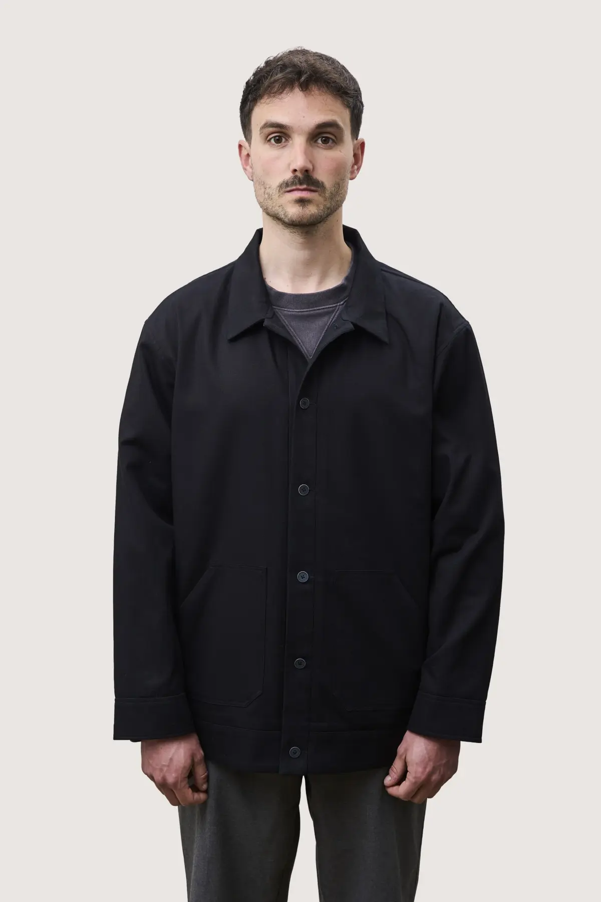 Jacke in Schwarz, von vorn getragen