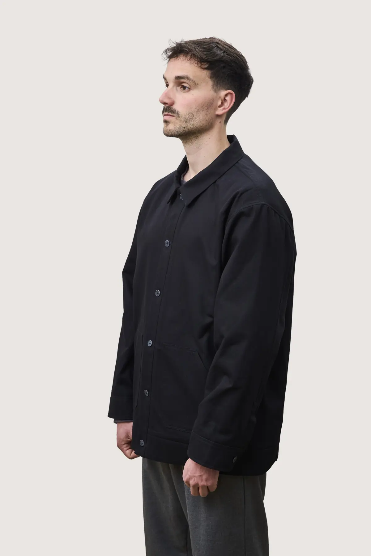 Jacke in Schwarz, schräg von vorn getragen
