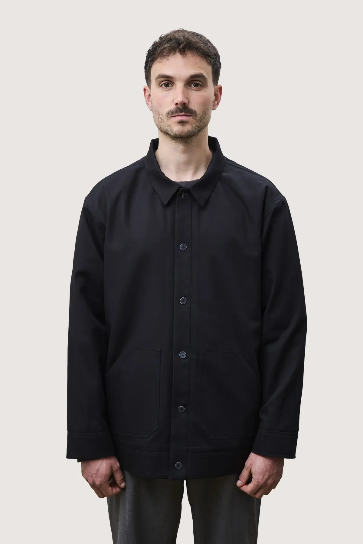 Jacke in Schwarz, von vorn getragen