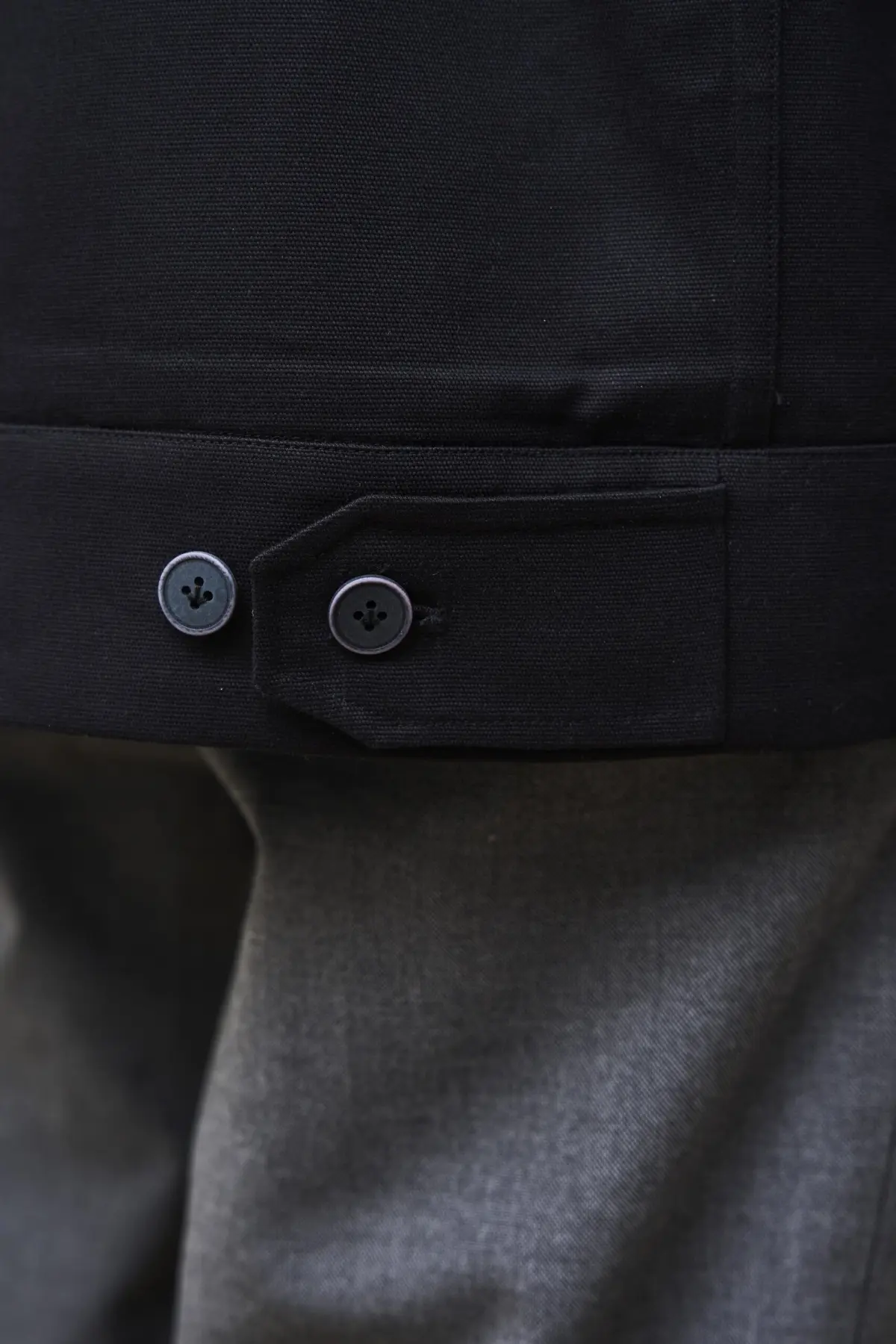 Nahaufnahme des Riegels am Saum, Jacke in Schwarz