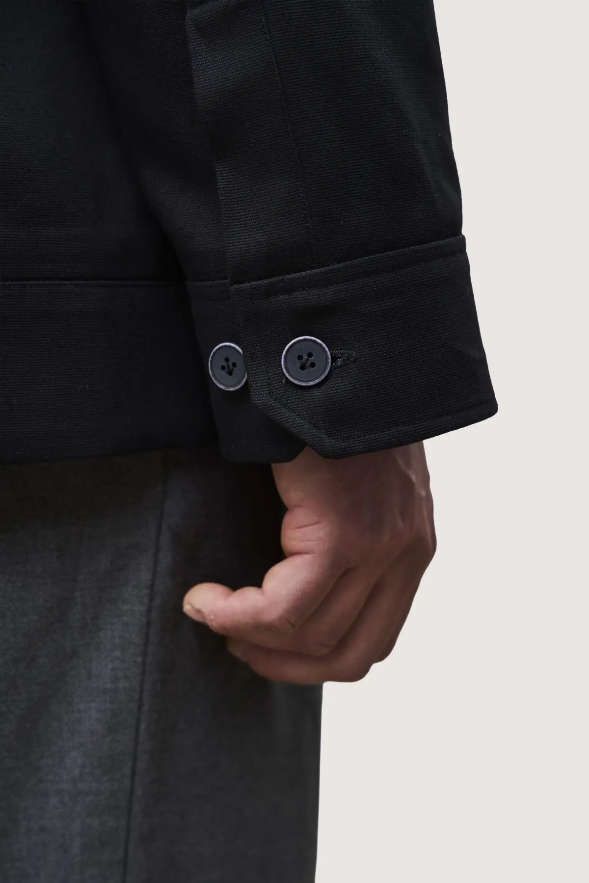 Nahaufnahme der Manschette, Jacke in Schwarz