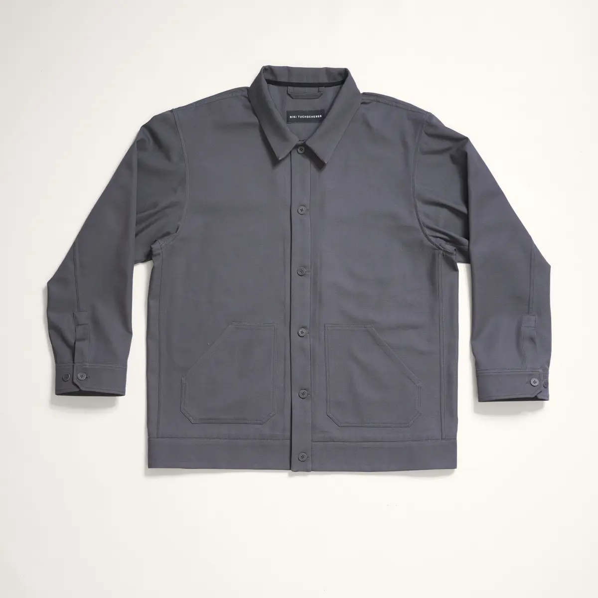 Jacke in Grau, flach ausgelegt von vorn