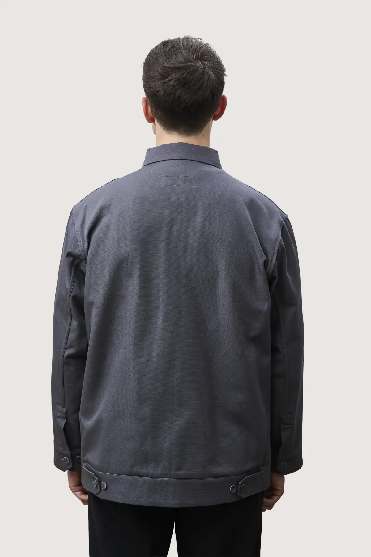 Jacke in Grau, von hinten getragen
