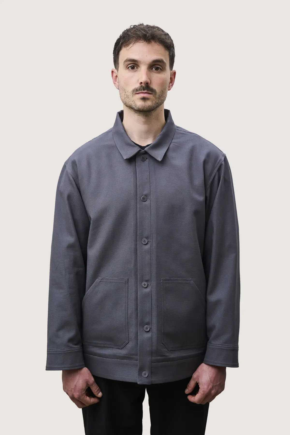 Jacke in Grau, von vorn getragen