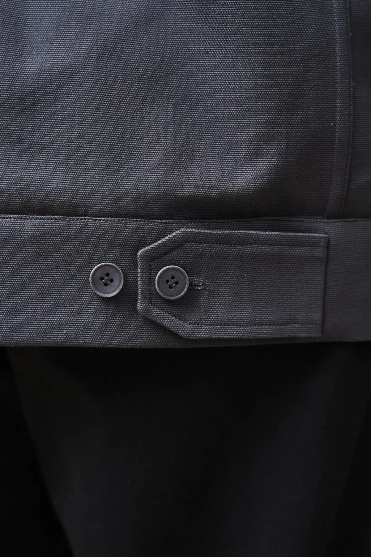 Nahaufnahme des Riegels am Saum, Jacke in Grau