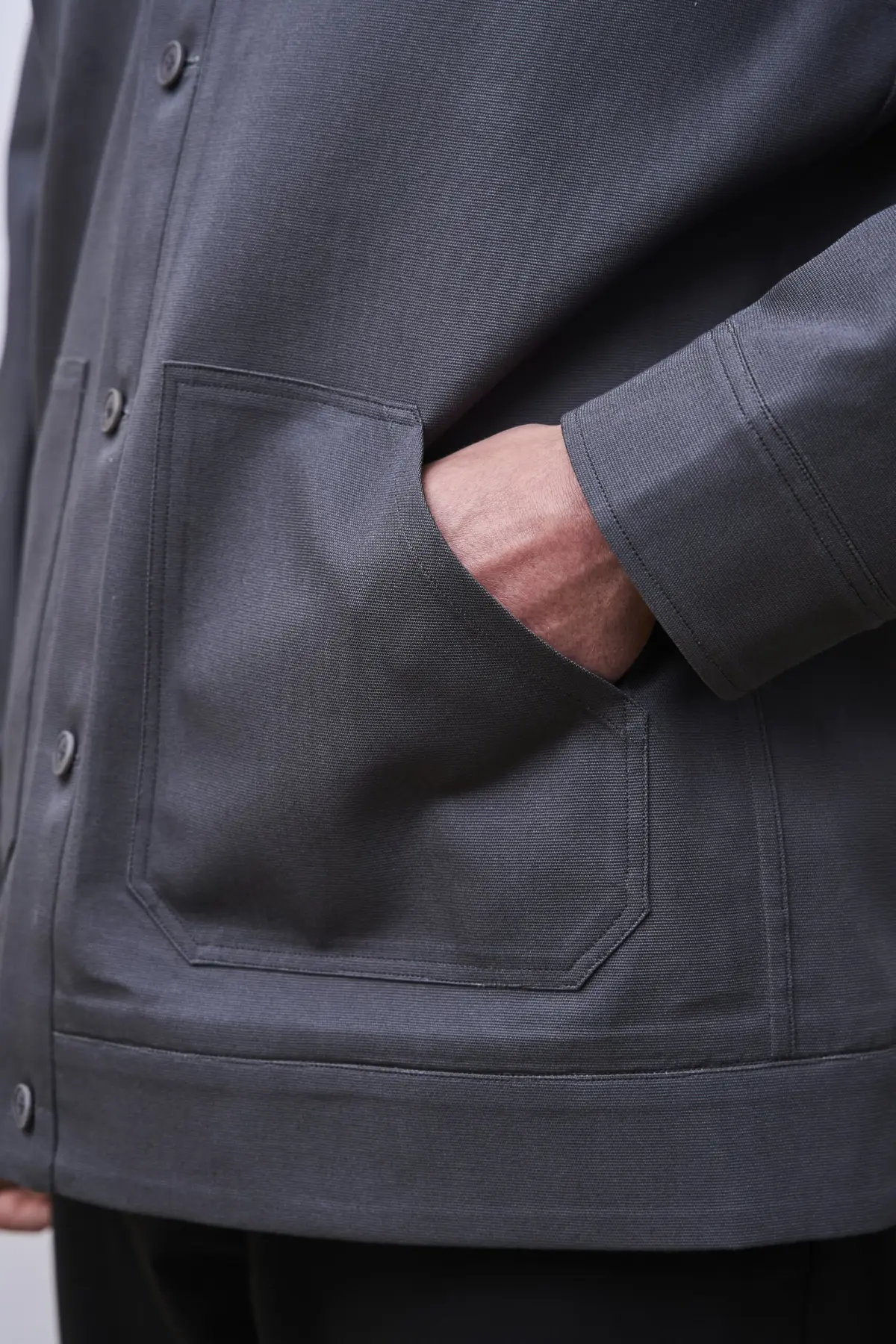 Nahaufnahme der aufgesetzten Tasche, Jacke in Grau