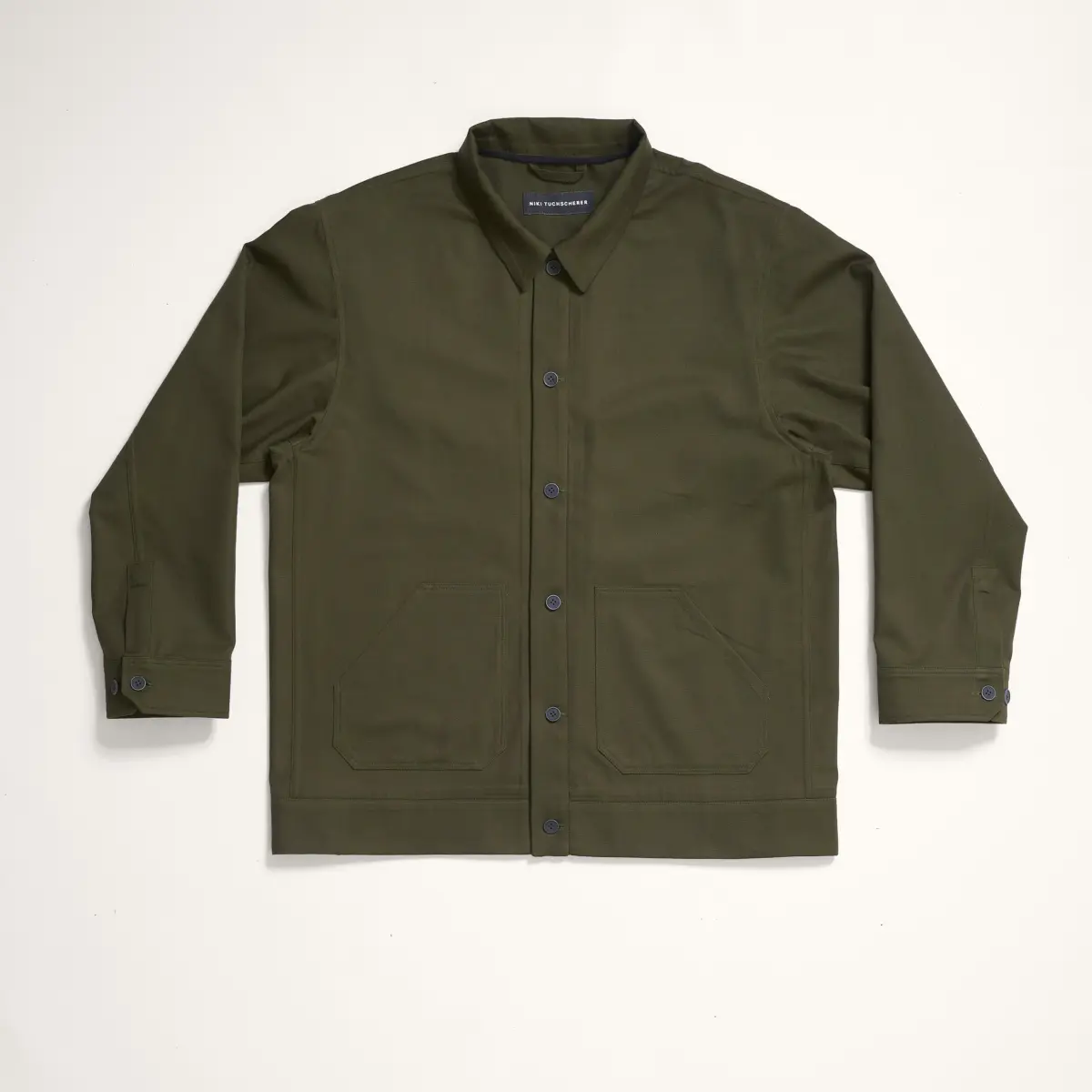 Jacke in Oliv, flach ausgelegt von vorn