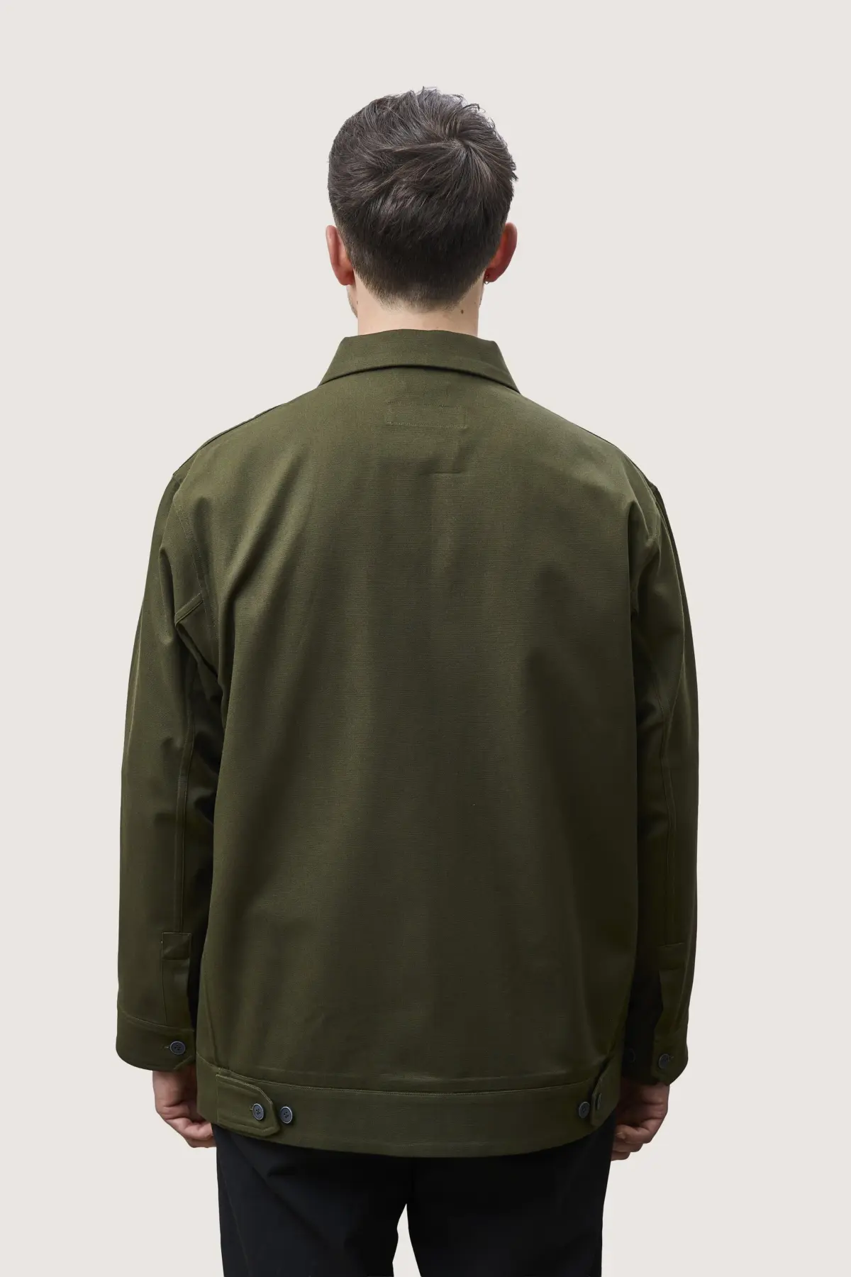 Jacke in Oliv, von hinten getragen