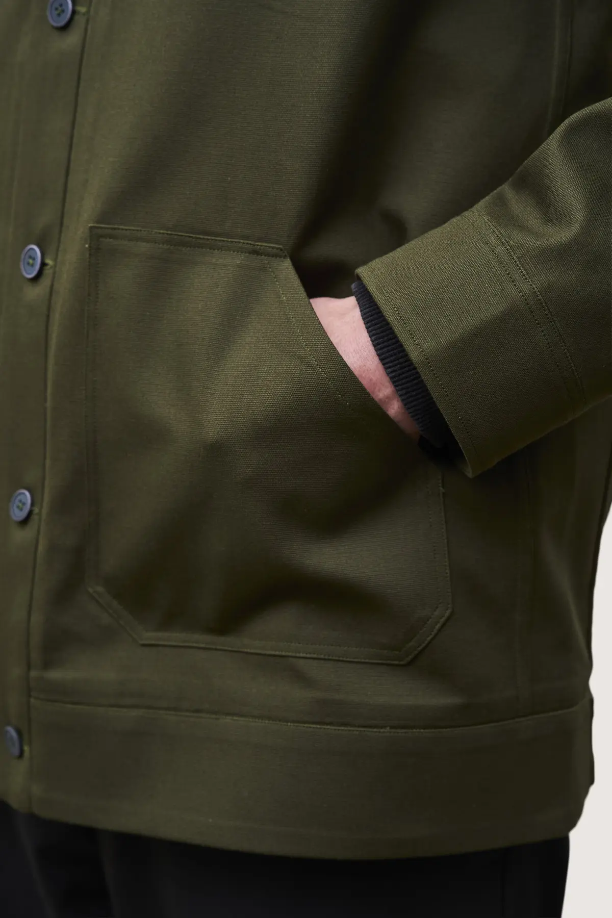 Nahaufnahme der aufgesetzten Tasche, Jacke in Oliv