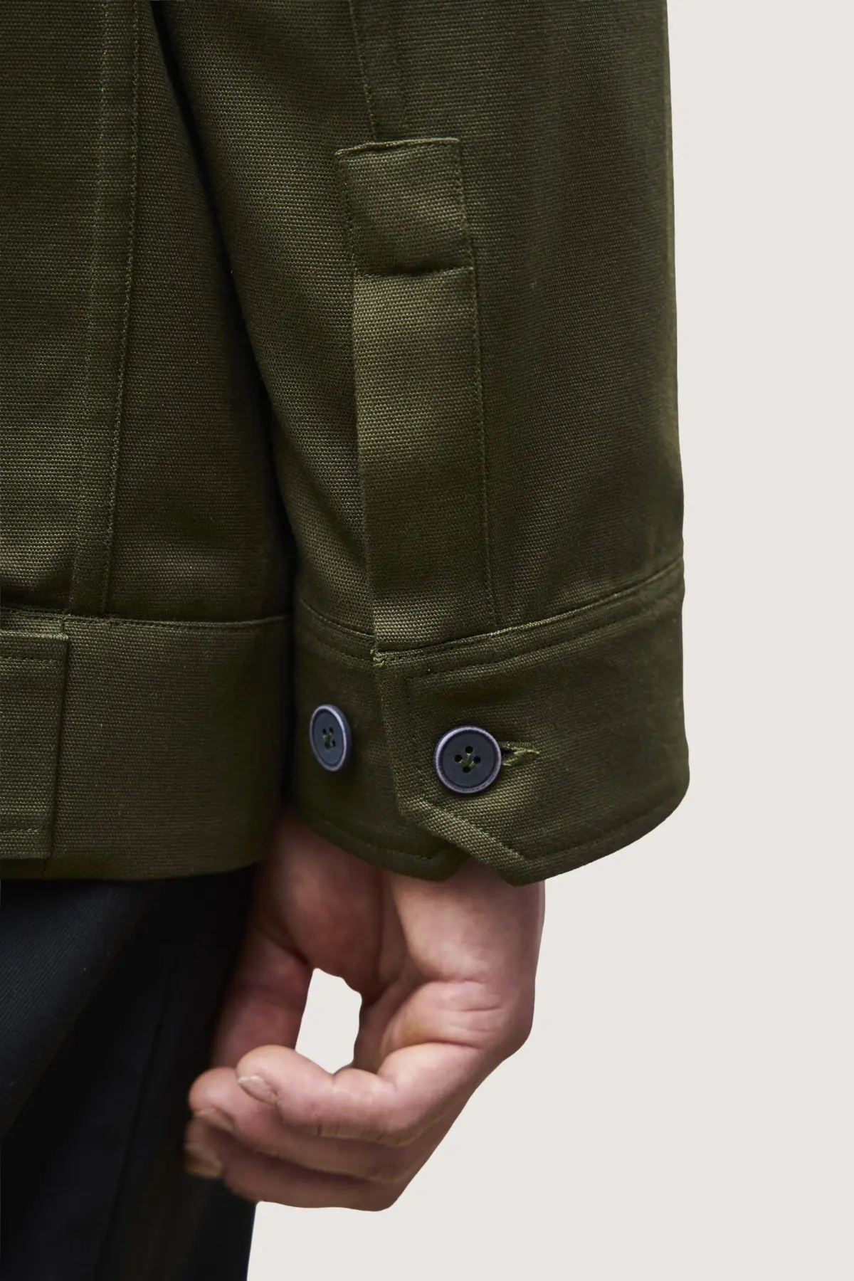 Nahaufnahme der Manschette, Jacke in Oliv