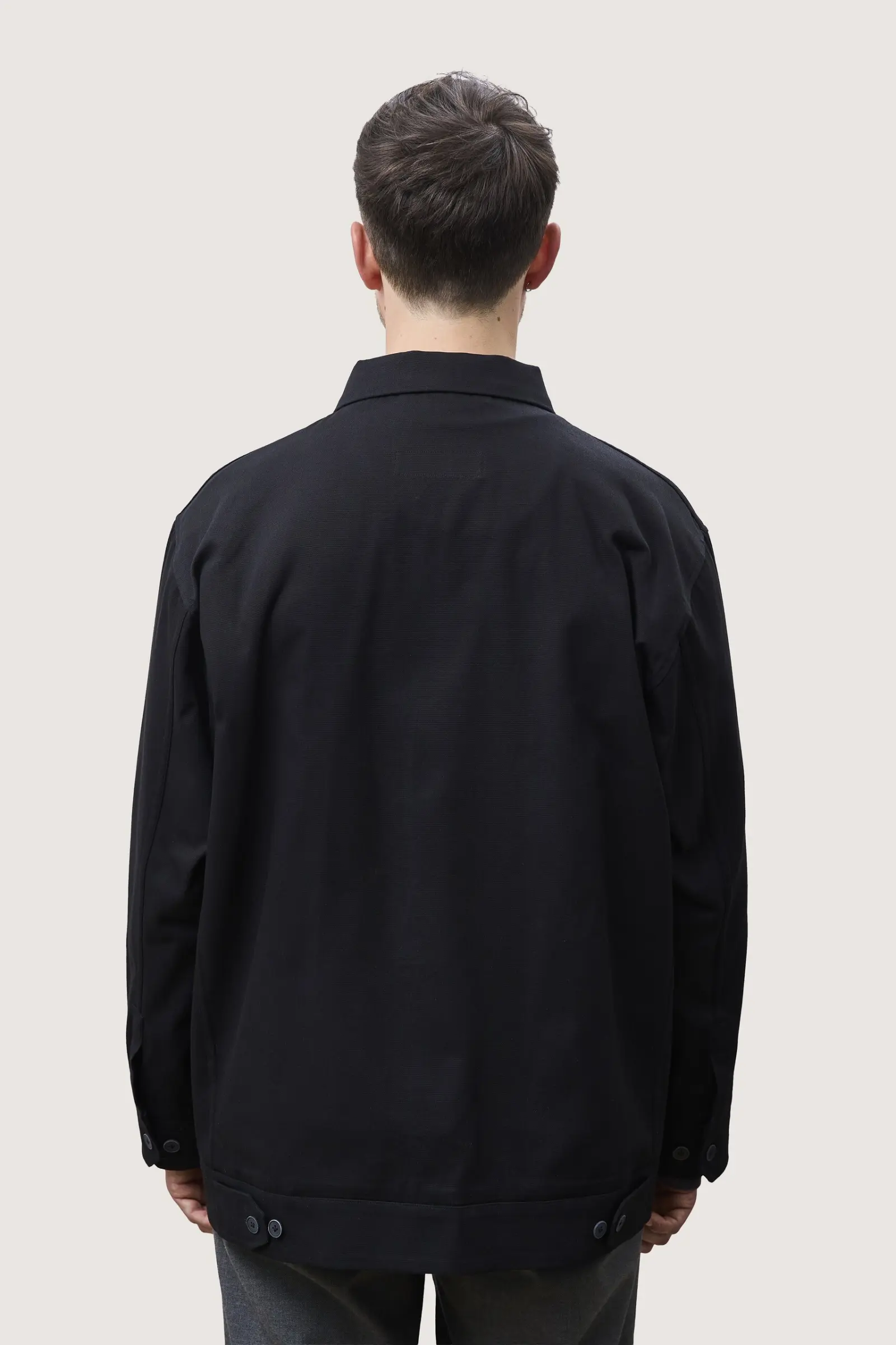 Jacke in Schwarz, von hinten getragen