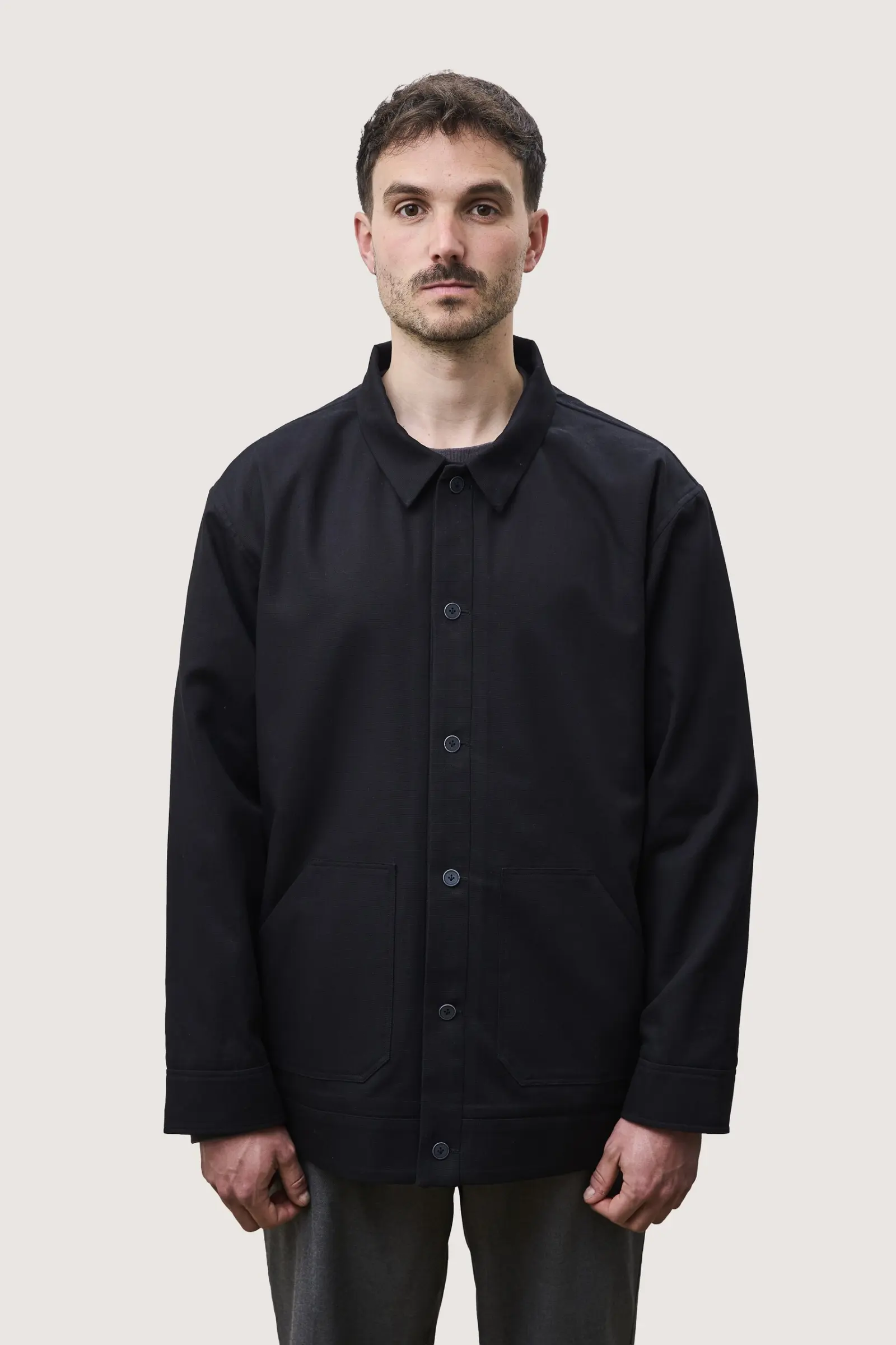 Jacke in Schwarz, von vorn getragen