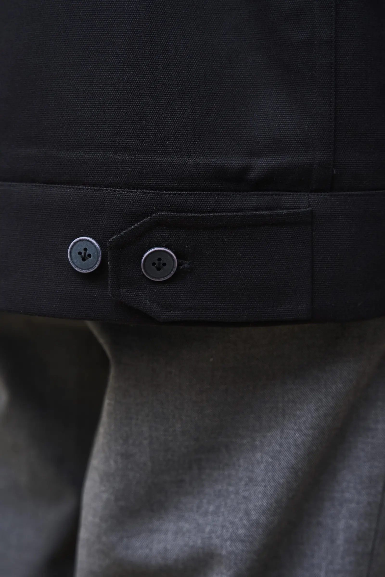 Nahaufnahme des Riegels am Saum, Jacke in Schwarz