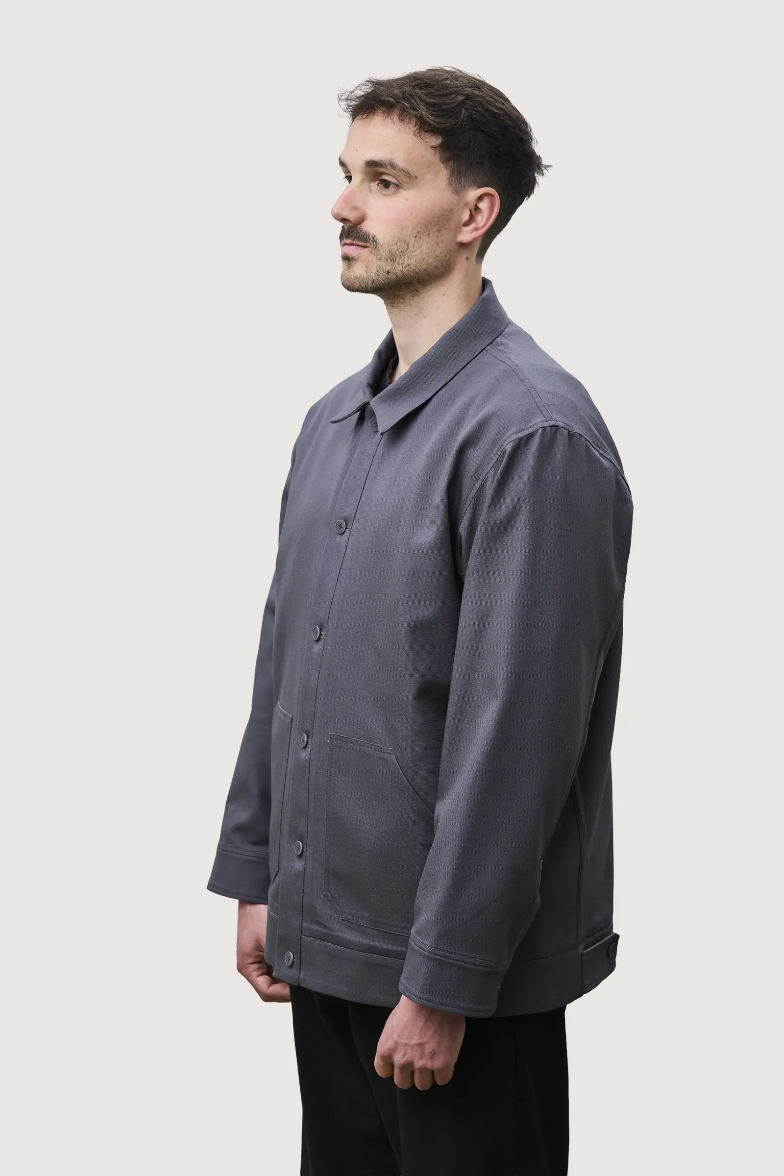 Jacke in Grau, schräg von vorn getragen