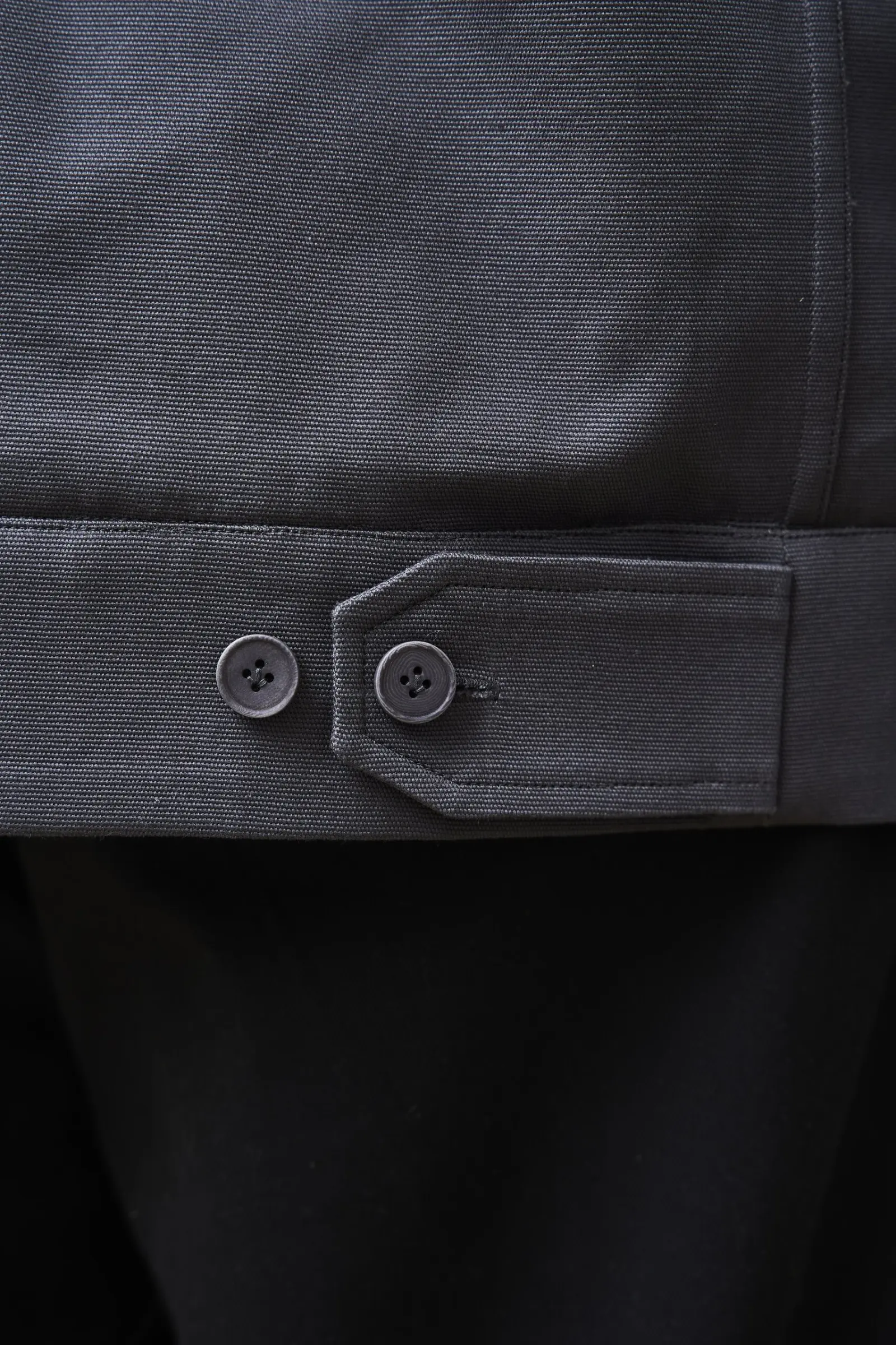 Nahaufnahme des Riegels am Saum, Jacke in Grau