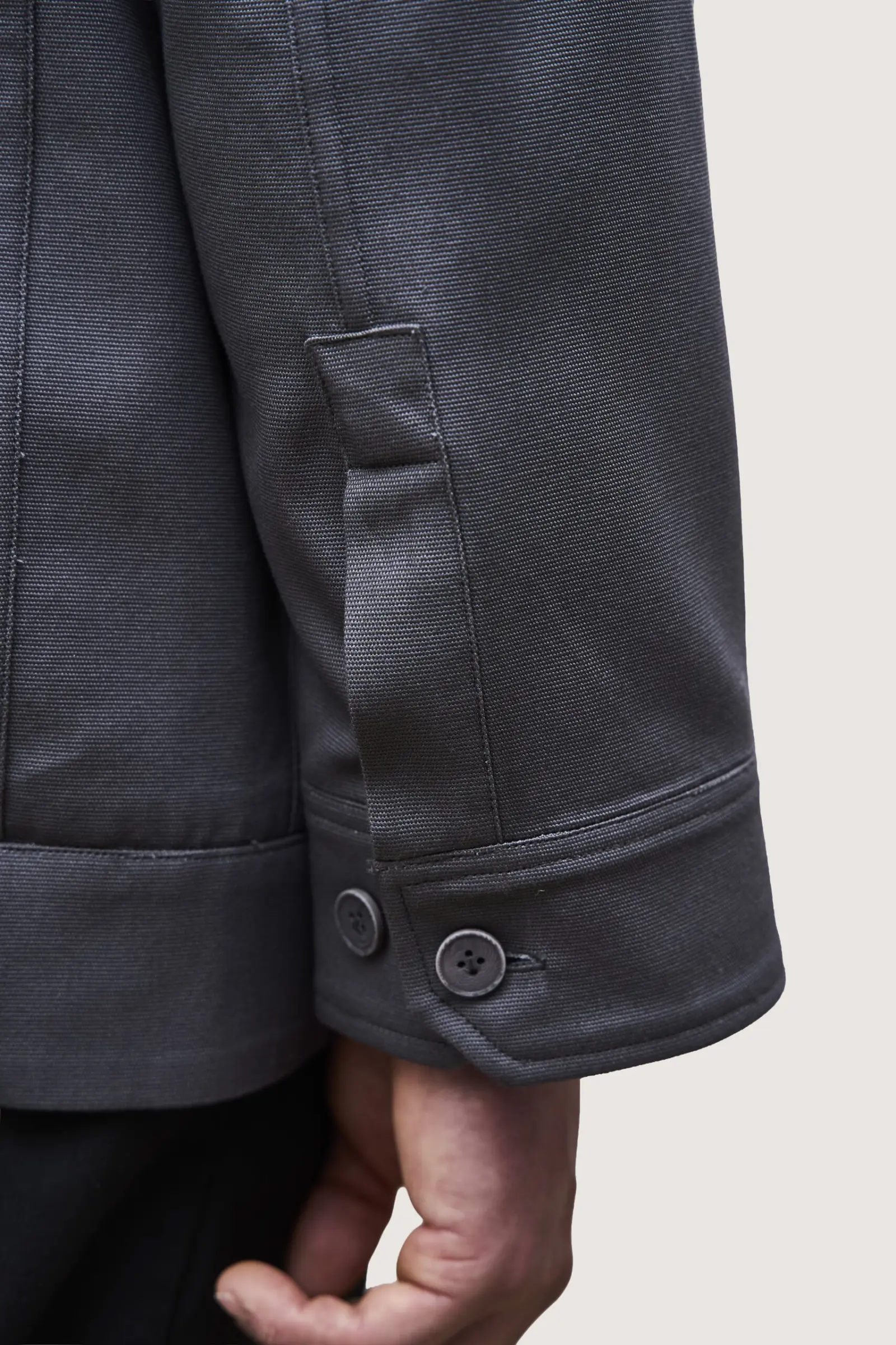 Nahaufnahme der Manschette, Jacke in Grau