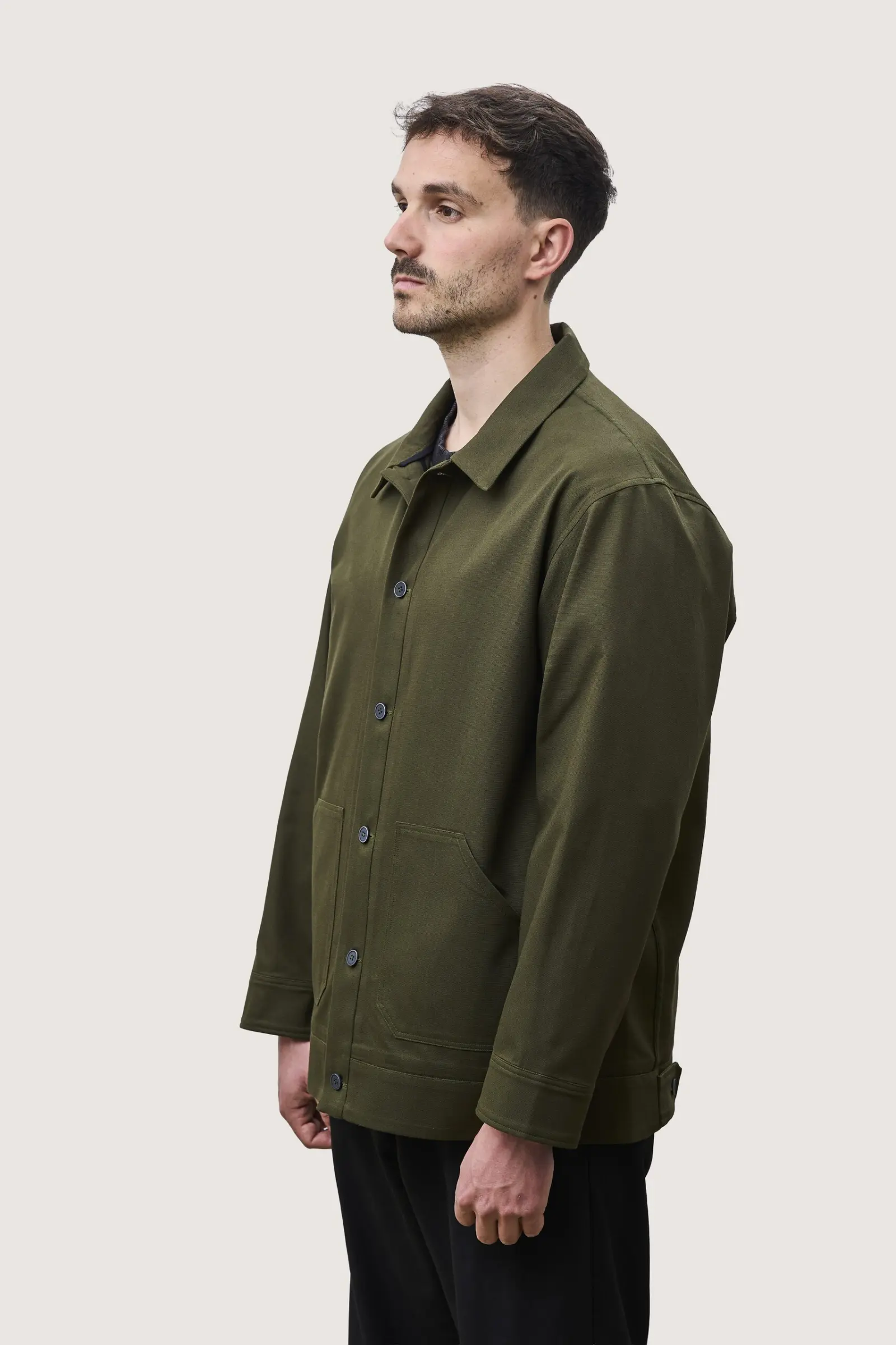 Jacke in Oliv, schräg von vorn getragen