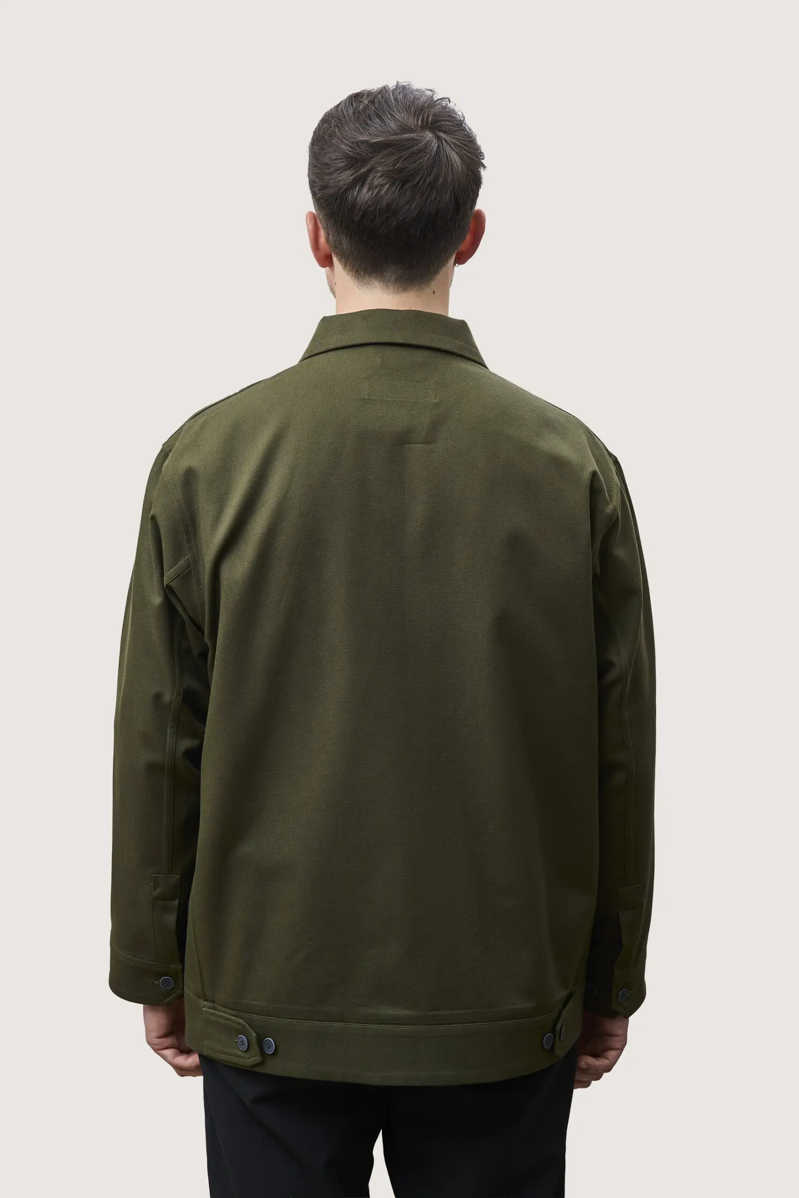 Jacke in Oliv, von hinten getragen