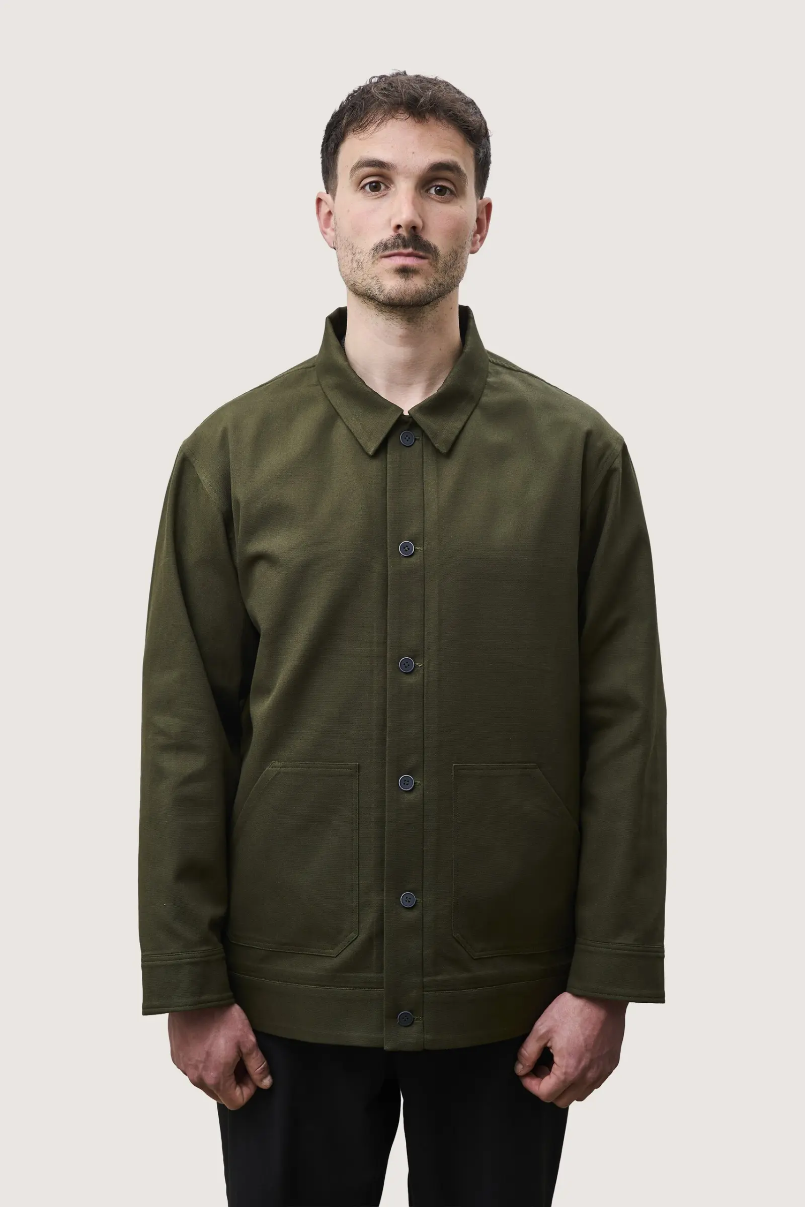 Jacke in Oliv, von vorn getragen