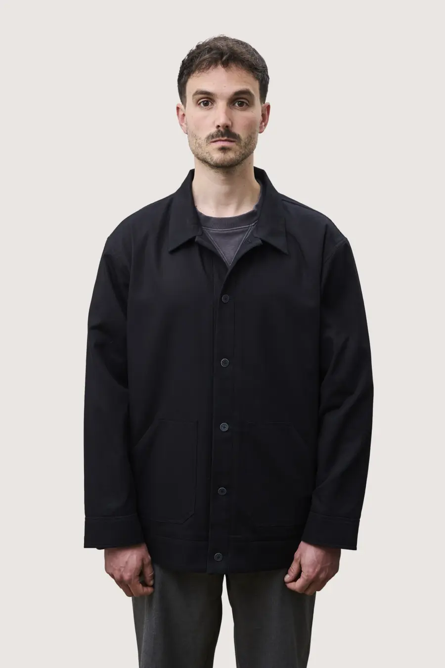 Jacke in Schwarz, von vorn getragen