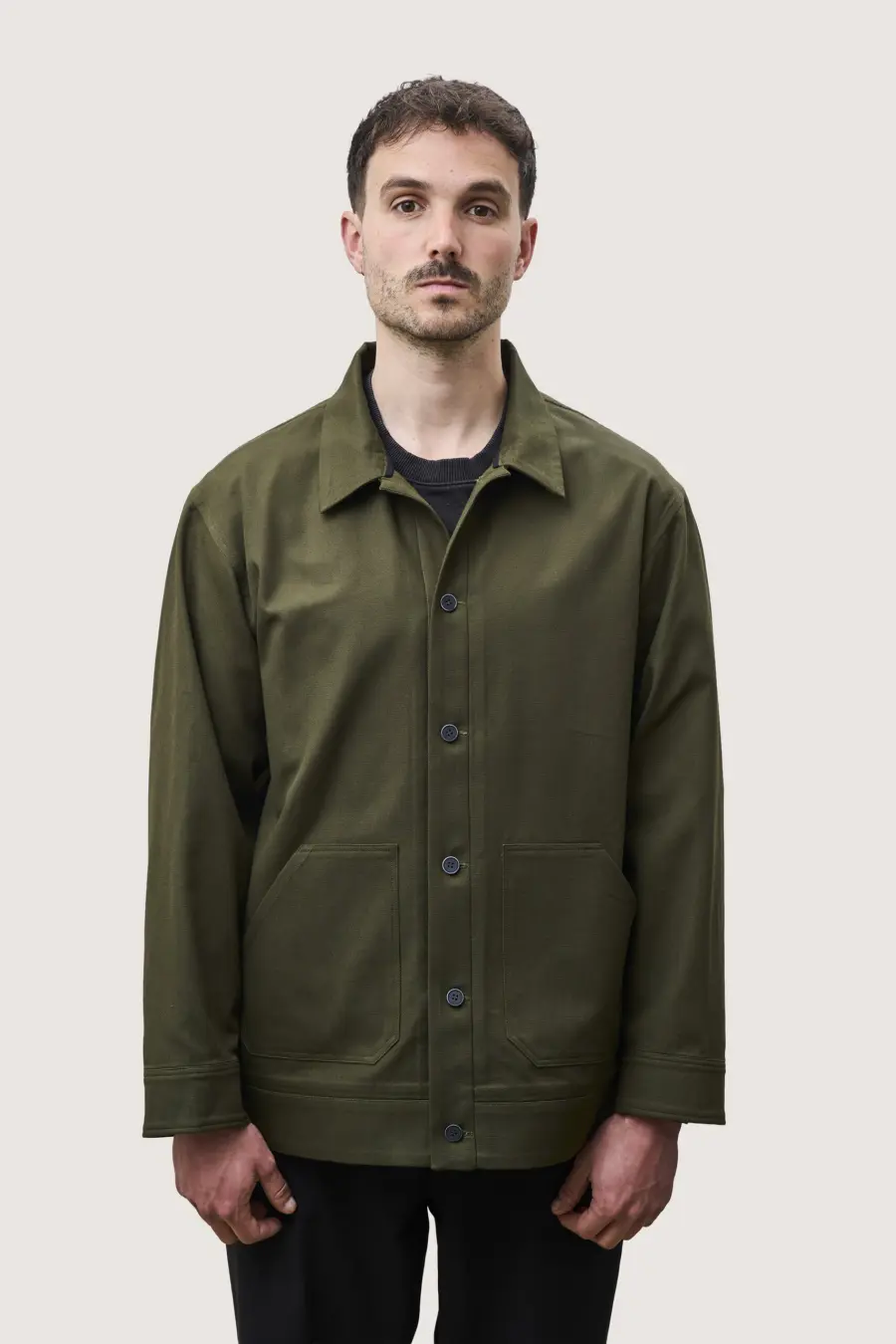 Jacke in Oliv, von vorn getragen